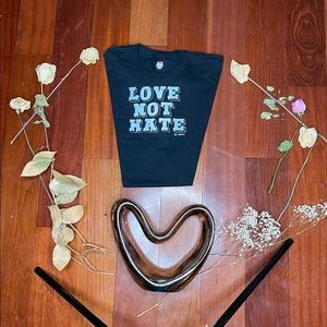 LOVE NOT HATE short sleeve shirt